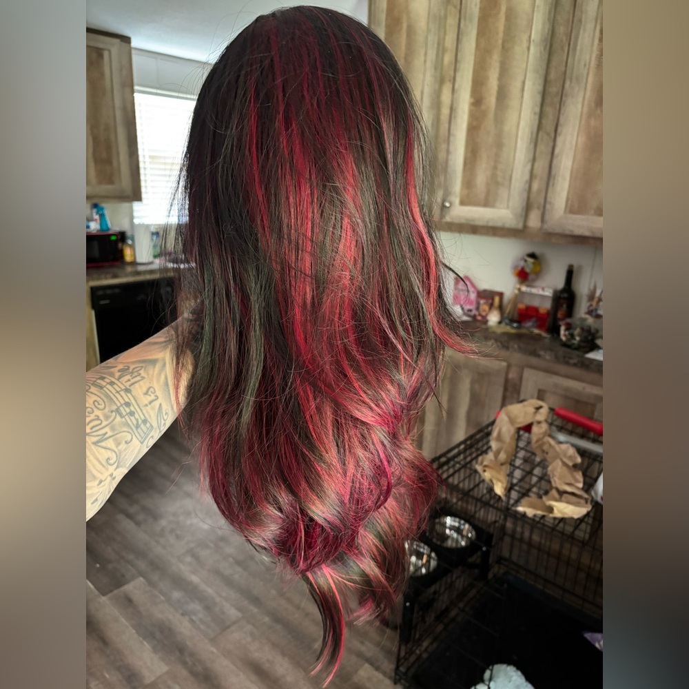 Red and black wig - Picture 4 of 4